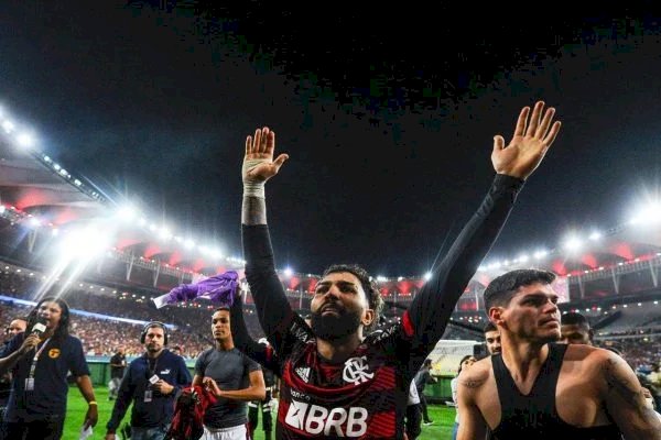 Flamengo faz inferno no Maracanã, bate o Atlético-MG e se classifica