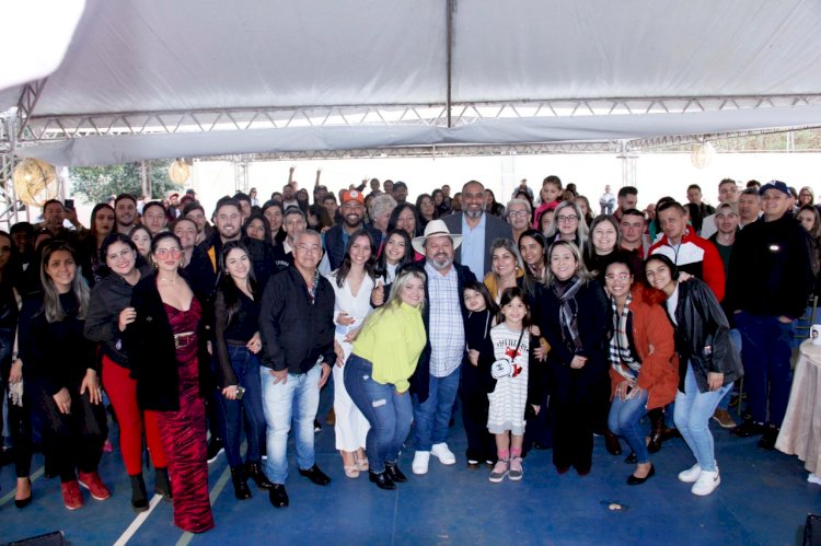 Amigos e funcionários surpreendem Carlos Bernardo com comemoração de aniversário