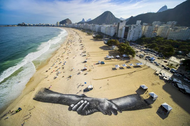 Copacabana entra para a ‘maior corrente humana do mundo’ com megapintura; veja como ficou