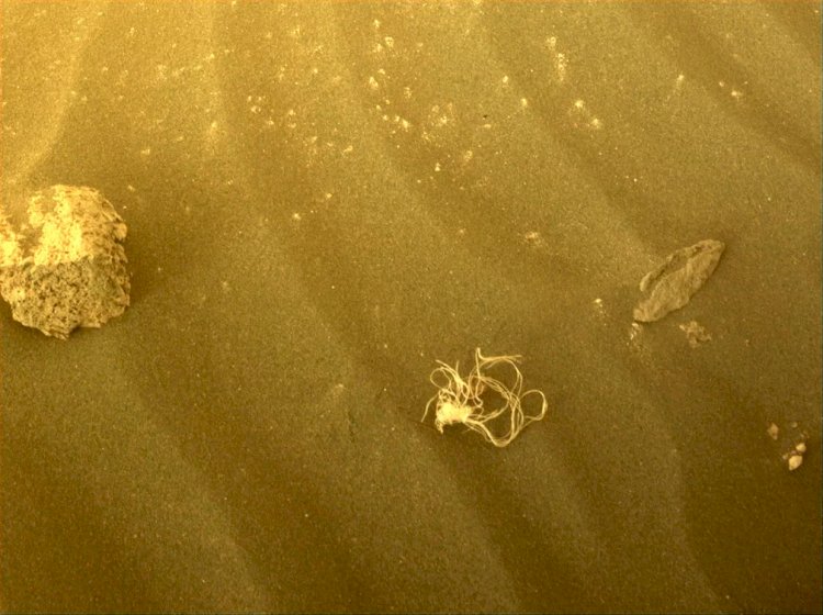 Robô da Nasa descobre objeto misterioso em Marte