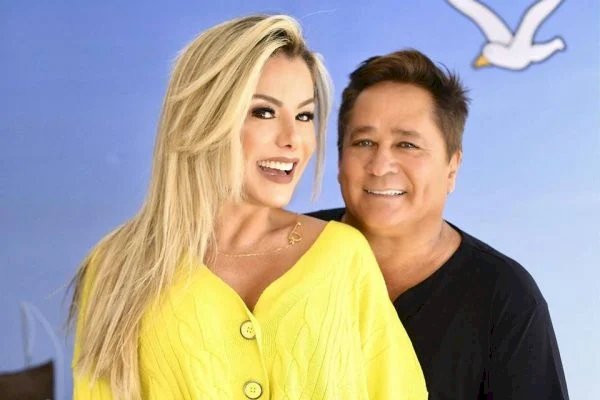 Cantor Leonardo completa 52 anos e recebe declaração de Poliana Rocha