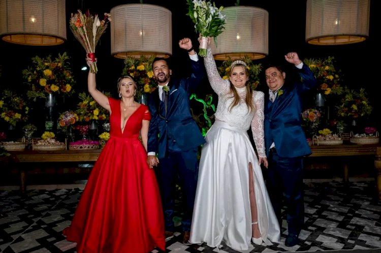 Noiva impressiona convidados ao se casar de vermelho na mesma cerimônia que a irmã: ‘Todo mundo ficou de boca aberta’