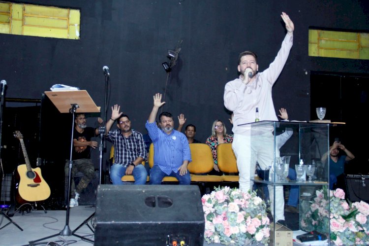 Em Campo Grande, Carlos Bernardo participa de culto no Santo Amaro