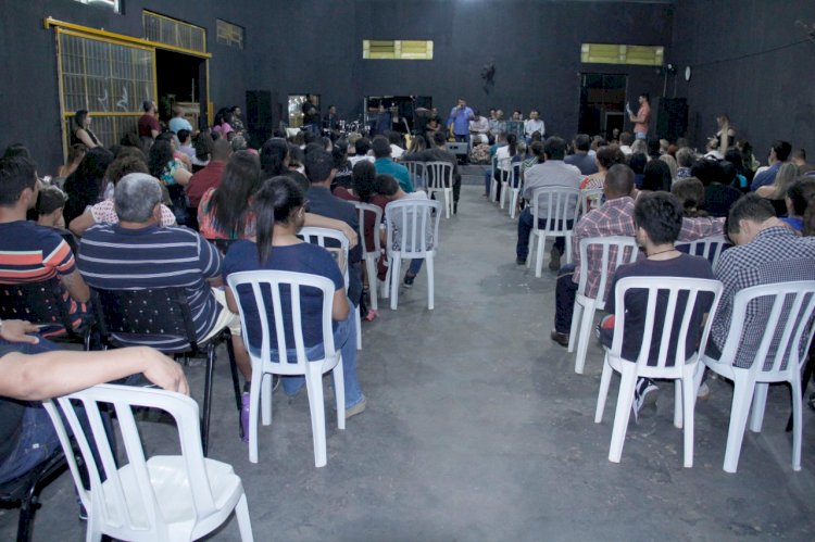 Em Campo Grande, Carlos Bernardo participa de culto no Santo Amaro