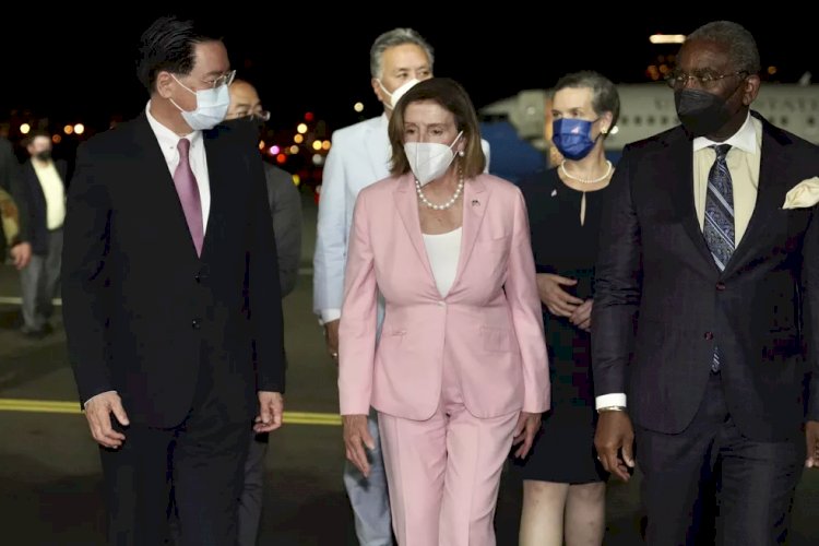 Voo de Nancy Pelosi pousa em Taiwan, e China fala de 'infração severa' à sua soberania e anuncia ações militares