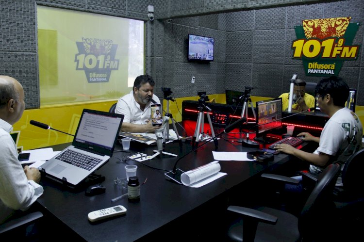 Carlos Bernardo concede entrevista em rádio da Capital