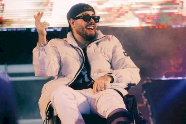 Kevinho usa cadeira de rodas para realizar primeiro show após cirurgia