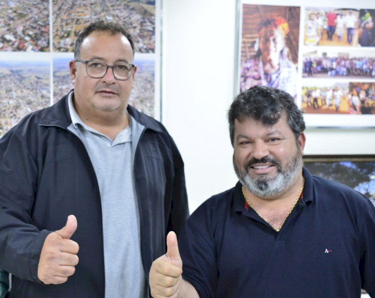 Carlos Bernardo é recepcionado pelo prefeito de Amambai