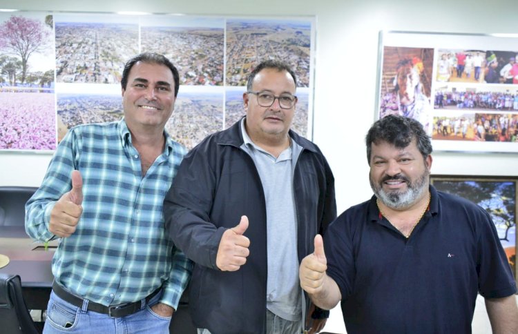 Carlos Bernardo é recepcionado pelo prefeito de Amambai