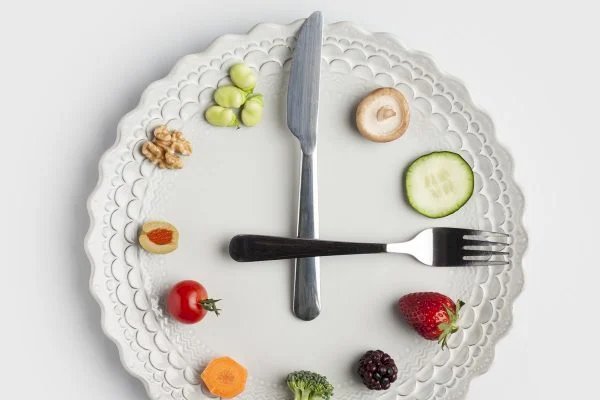 Cientistas indicam melhor horário para jantar se você quer perder peso