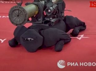 Russos apresentam cão robô que carrega um lançador de foguetes nas costas
