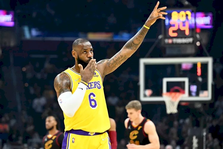 LeBron renova com os Lakers e é jogador mais valioso da NBA