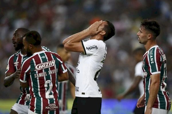 Torcedores de Fluminense e Corinthians brigam na orla de Copacabana