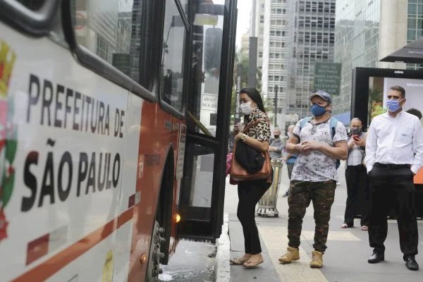São Paulo acaba com obrigatoriedade de máscara em transporte público