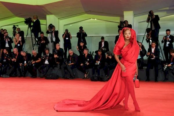 Festival de Veneza: looks vermelhos e pretos dominaram a edição 2022