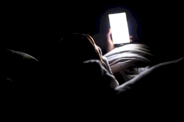 Luz antes de dormir não afeta tanto a qualidade do sono, diz estudo