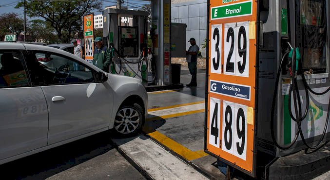 Após 12 semanas de queda, preço da gasolina fica abaixo de R$ 5
