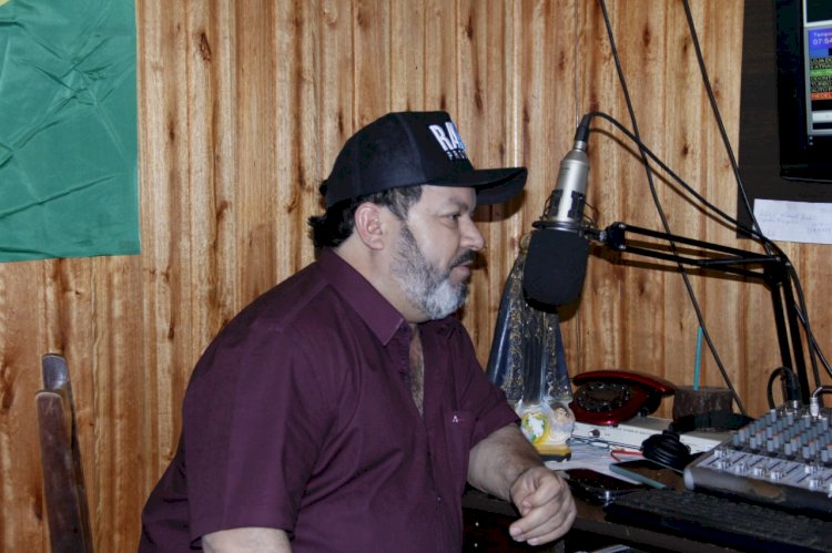 Carlos Bernardo concede entrevista em rádio do Distrito Nova Casa Verde