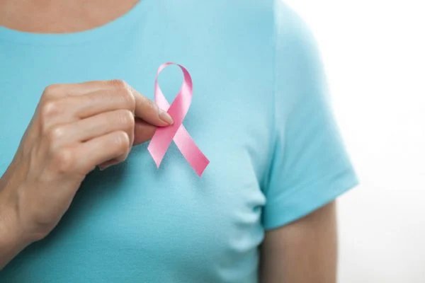 Outubro Rosa: especialista ensina como prevenir o câncer de mama