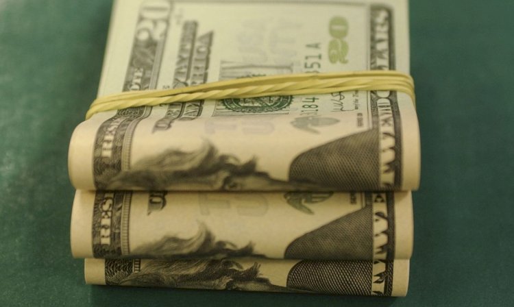 Dólar sobe para R$ 5,21 à espera de dados da economia americana