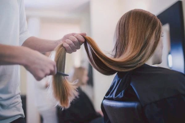 Produtos que alisam o cabelo podem dobrar risco de câncer de útero