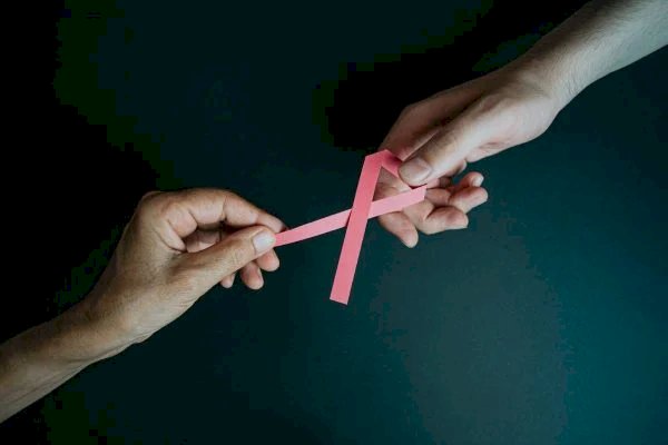 Outubro rosa: câncer de mama em transexuais gera alerta para prevenção
