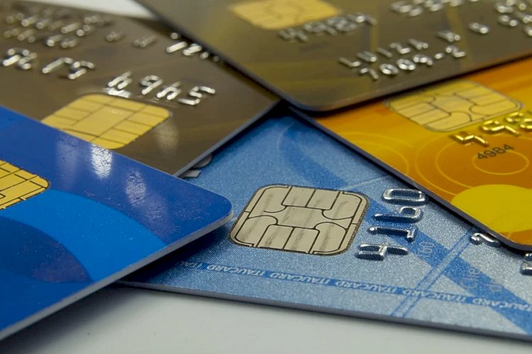 Juros do rotativo do cartão de crédito encostam em 400% ao ano