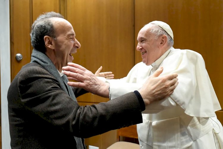 Roberto Benigni, comediante vencedor do Oscar, visita Papa Francisco e provoca risos