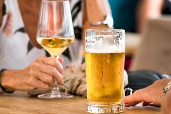 Álcool pode diminuir risco de demência e doenças cardíacas, dizem estudos