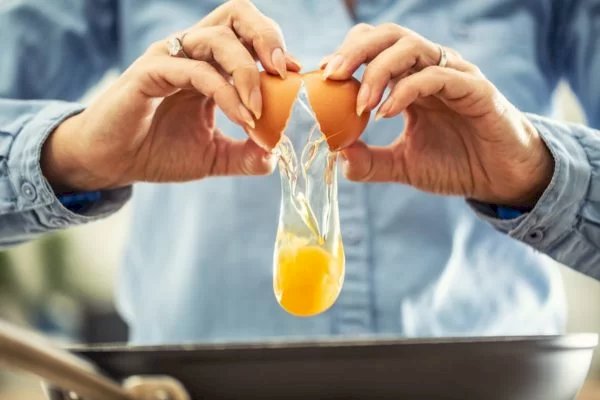 Nutricionista sugere comer ovo para evitar e curar a ressaca. Entenda