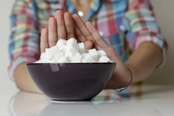 Confira 6 sinais que o corpo dá quando você come açúcar demais