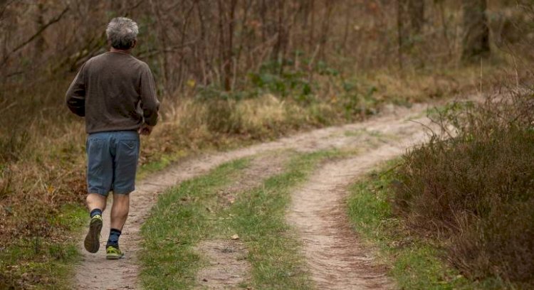Caminhar 400 m a mais por dia diminui o risco de problemas cardíacos em idosos
