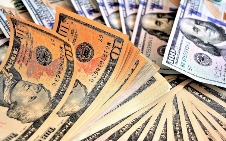 Dólar abre em alta e bate R$ 5,30, com temor renovado com a crise no setor bancário