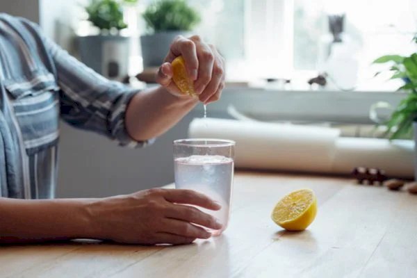 Água com limão: saiba forma correta de incluir bebida na dieta