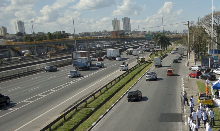 Tiradentes: 1,6 milhão de veículos devem sair de SP por rodovias