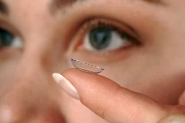 Médica ensina cuidados para evitar infecções com lentes de contato