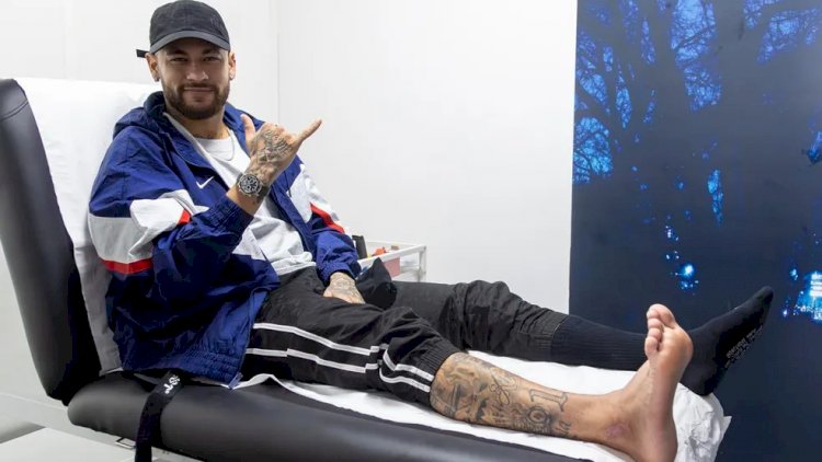 Neymar volta ao CT do PSG após cirurgia e retira imobilização