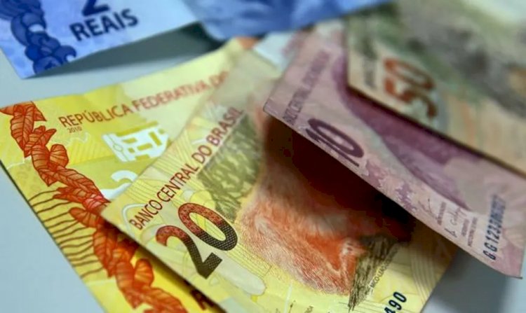 Salário mínimo de R$ 1.320: quanto o piso aumentou em cada governo?
