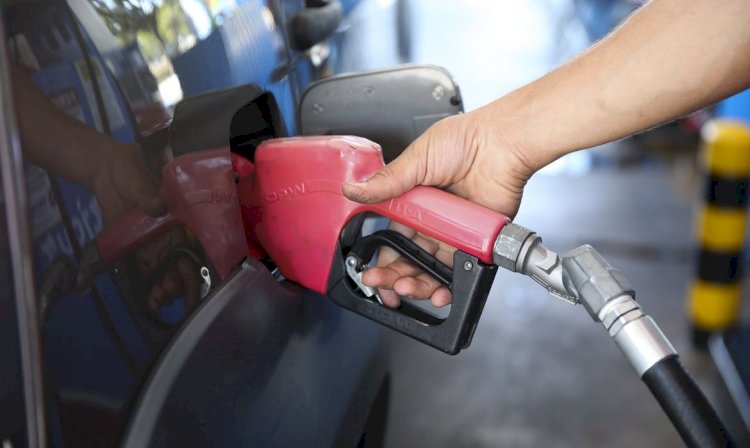Petroleiros aprovam medida que barateia preço dos combustíveis