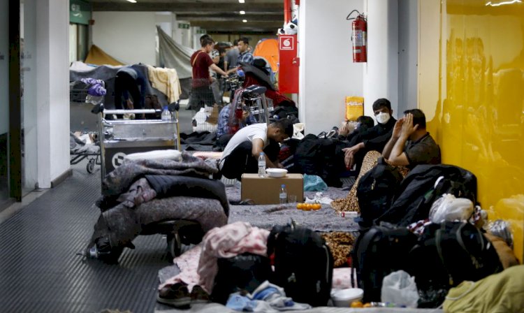 Ministro diz que afegãos acampados em aeroporto vão ficar em hoteis