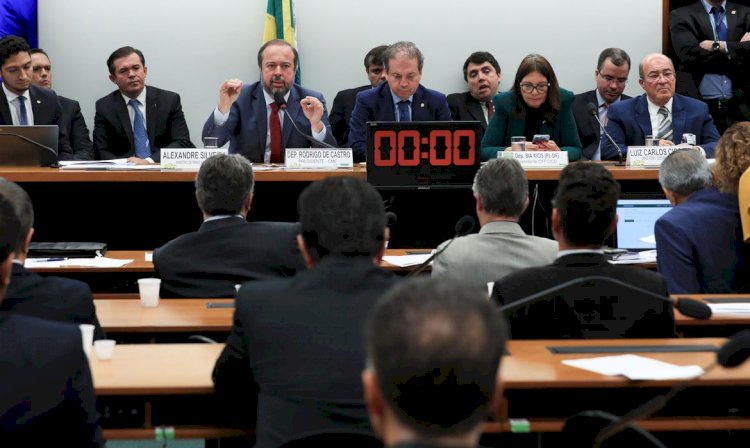 Ministro de Minas e Energia nega politização do apagão