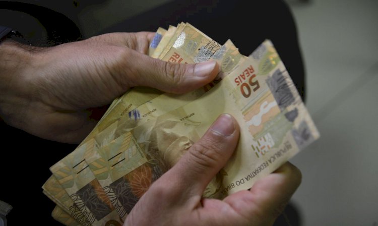 Orçamento de 2024 prevê salário mínimo de R$ 1.421