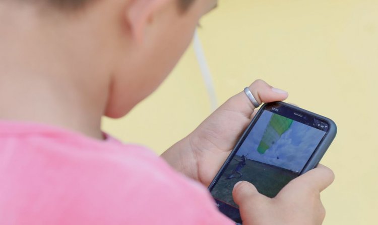Governo lança consulta sobre uso de dispositivos digitais por crianças