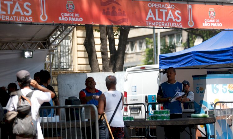 Prefeitura de São Paulo remonta tendas para dias de alta temperatura