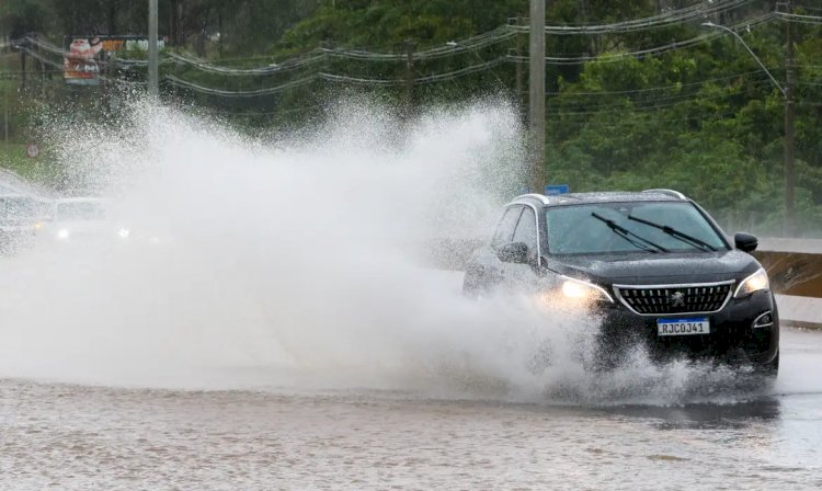 Meteorologia alerta para chuvas intensas em Brasília e em 12 estados