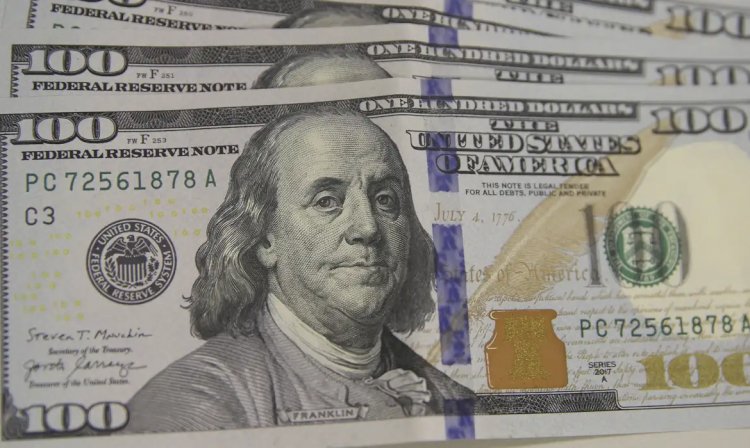 Dólar aproxima-se de R$ 5 após anúncio de nova política industrial
