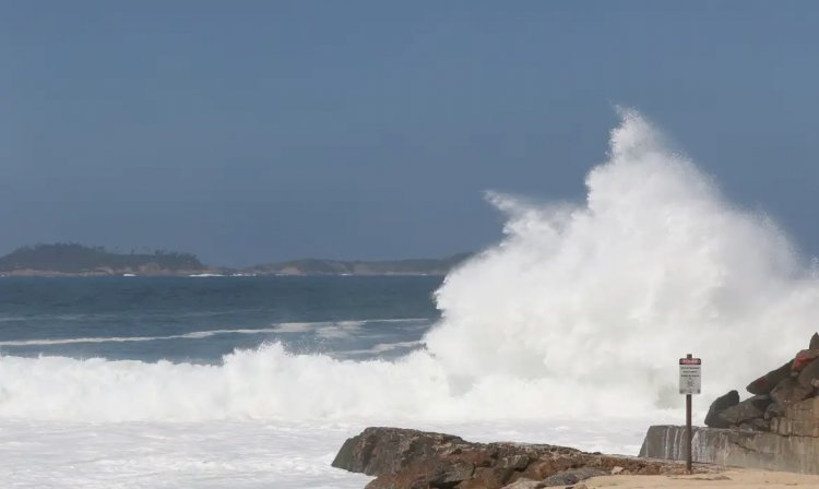 Marinha emite aviso de ressaca do mar com ondas de 2,5m no Rio