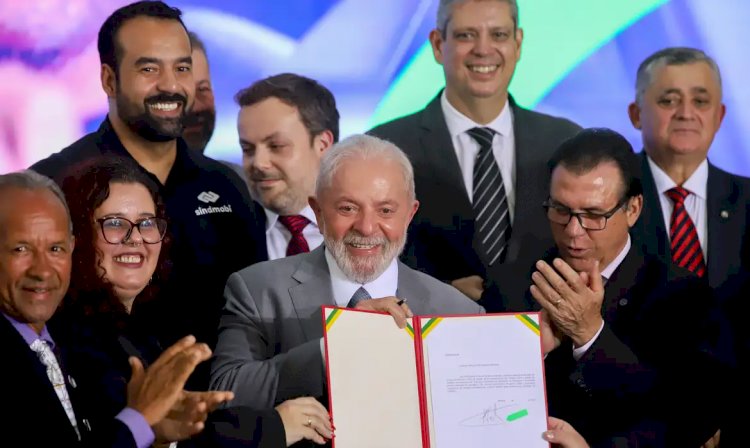 Política Lula assina projeto que regula atividade de motoristas de aplicativo