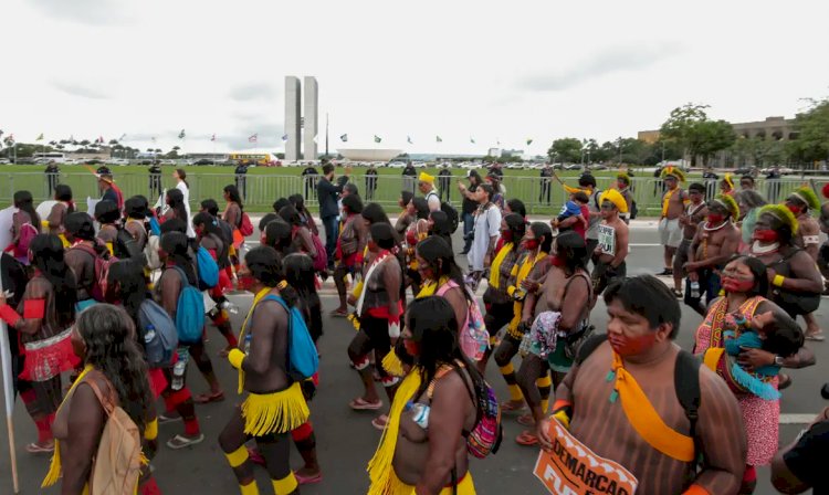 Indígenas marcham em Brasília e bloqueiam vias contra marco temporal