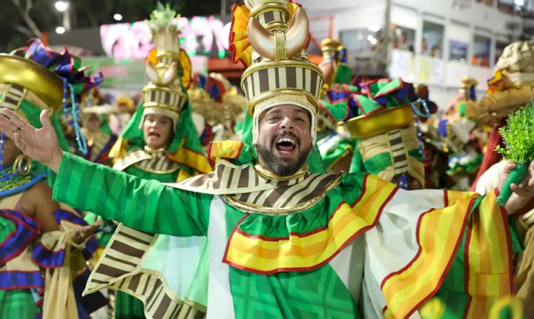 Água, fogo e fumaça marcam desfiles do 1º dia do grupo especial